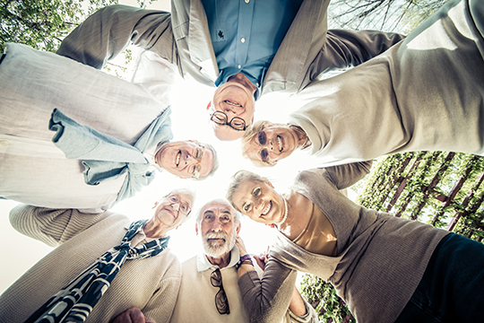 Groupe de personnes aînées réunissent à l'extérieur. Groupe de personnes aînées réunissent à l'extérieur.