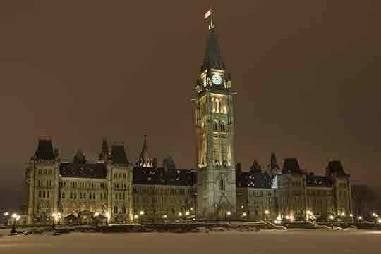 Colline du Parlement par une nuit d'hiver. Colline du Parlement par une nuit d'hiver.