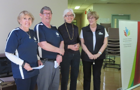 Bénévole Julie Spencer avec ses collègues. Bénévole Julie Spencer avec ses collègues.