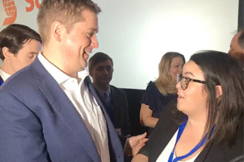Lors de la Conférence de réseautage Manning de 2019, notre coordonnatrice de la défense des intérêts Candace Jazvac pose des questions sur les priorités de nos membres au chef du Parti conservateur, Andrew Scheer. Advocacy coordinator Candace Jazvac asks Conservative Party leader Andrew Scheer about member priorities at the 2019 Manning Networking Conference.