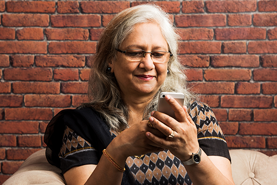 Une femme avec un smartphone Une femme avec un smartphone