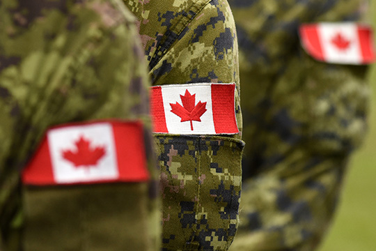 Les bras des soldats Canadiens