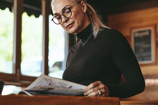 Femme lisant un magazine Sage, notre magazine trimestriel, fourmille d’articles intéressants et informatifs sur des questions qui importent à nos membres.