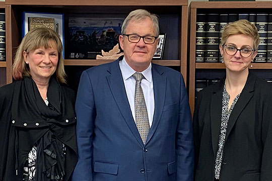  la Dre Karen Breeck, membre de Retraités fédéraux et vétérane; Lawrence MacAulay, ministre des Anciens Combattants et ministre associé de la Défense nationale; Sayward Montague, directrice de la défense des intérêts de Retraités fédéraux.iate Minister of National Defence, Lawrence MacAulay; Federal Retirees director of advocacy, Sayward Montague.