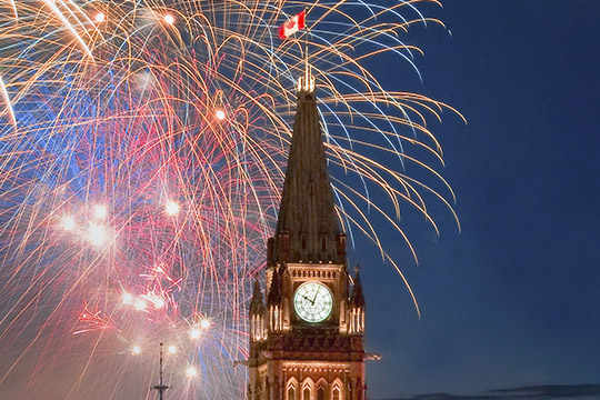 Feux d'artifice derrière la Tour de la Paix.