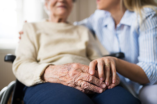Soins aux personnes âgées Il est temps d’améliorer les soins aux aînés au Canada — Dites à vos députés que nous avons besoin de normes nationales pour les soins de longue durée et les soins à domicile!