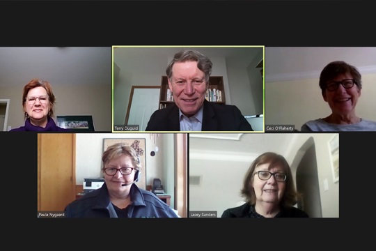 De gauche à droite : Cynthia Foreman, responsable de la défense des intérêts de la Section de Winnipeg et district et agente des programmes de défense des intérêts pour le Manitoba; Terry Duguid, député fédéral de Winnipeg-Sud; Ceci O’Flaherty, présidente de la Section de Winnipeg et district; Paula Nygard, coordonnatrice des services aux sections du Manitoba; Lacey Sanders, adjointe de direction de M. Duguid. De gauche à droite : Cynthia Foreman, responsable de la défense des intérêts de la Section de Winnipeg et district et agente des programmes de défense des intérêts pour le Manitoba; Terry Duguid, député fédéral de Winnipeg-Sud; Ceci O’Flaherty, présidente de la Section de Winnipeg et district; Paula Nygard, coordonnatrice des services aux sections du Manitoba; Lacey Sanders, adjointe de direction de M. Duguid.