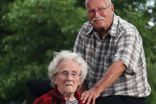 Gary Springer avec sa mère, Elta.