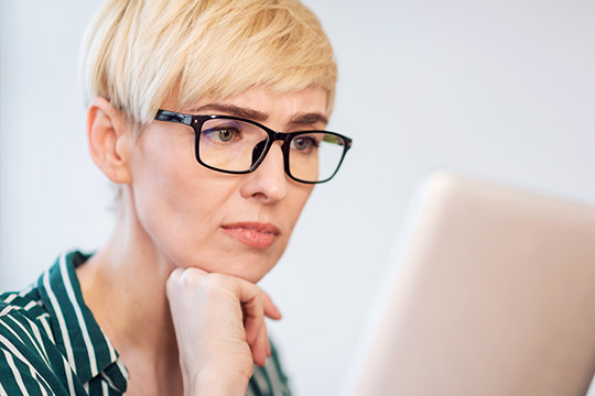 Nouveau processus de demandes d’indemnisation pour les répercussions graves de Phénix. Femme avec tablette.