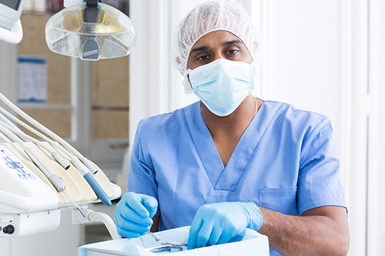 Il est temps de mettre à jour le RSDP! Femme âgée avec un dentiste.