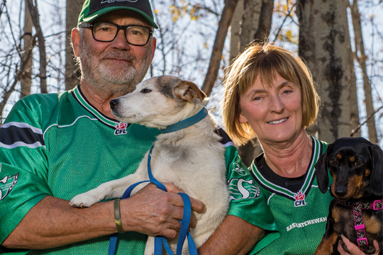 Sheryl et Larry Busser avec Gainer, le terrier Jack Russell.