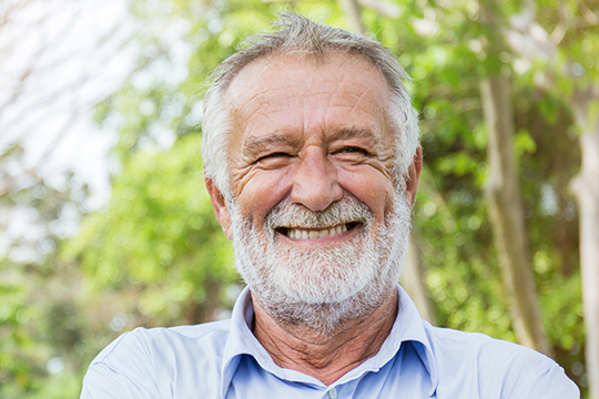 Homme adulte souriant.