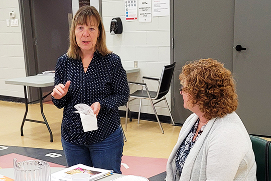 La candidate néo-démocrate Michele McCleave-Kennedy se trouve en compagnie des membres de la Section d’Algoma. La candidate néo-démocrate Michele McCleave-Kennedy se trouve en compagnie des membres de la Section d’Algoma.