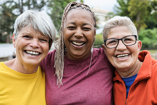 Groupe de trois femmes âgées.