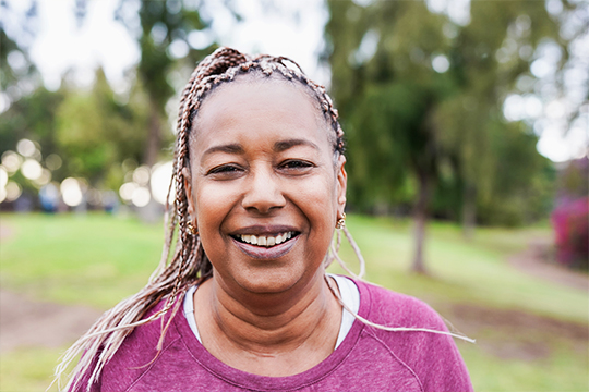 Agissez, en devenant agent·e des programmes de défense des intérêts! Femme adulte souriante.