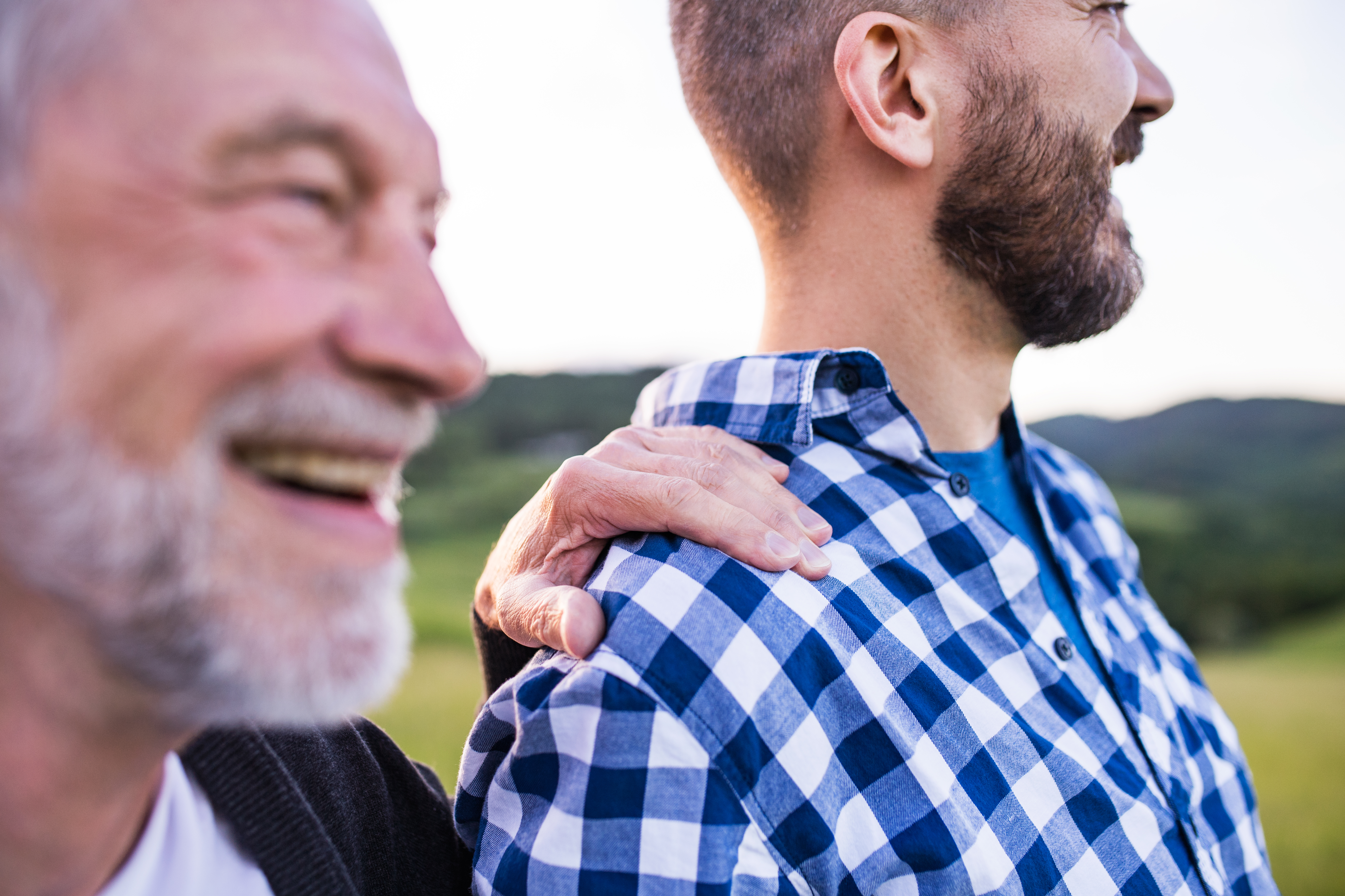 Les Albertain·e·s ont besoin d'un protecteur dédié aux aînés. Homme âgé avec son fils à l'extérieur.
