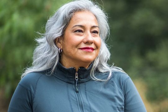 Vous pourriez représenter les pensionné·e·s! Femme adulte heureuse se trouvant à l’extérieur.