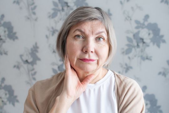 Que signifie le budget de 2023 pour moi? Femme adulte préoccupée.