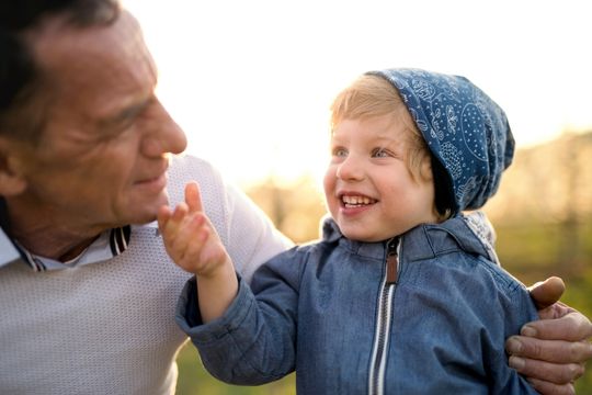 Grand-père et petit-fils souriants, ensemble.