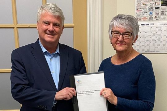 Le député de Sault Sault Ste. Marie, Terry Sheehan, et la présidente de la Section d’Algoma, Linda MacDonald.