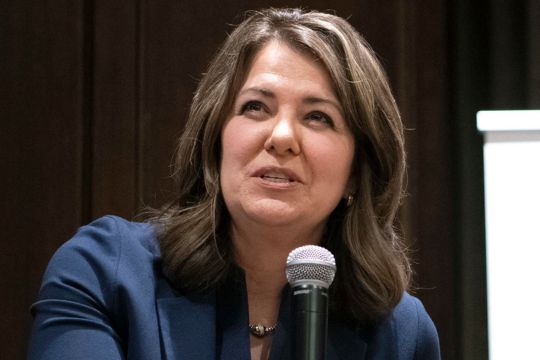 Danielle Smith remporte une faible majorité pour le PCU de l'Alberta. Danielle Smith, première ministre de l’Alberta nouvellement élue.