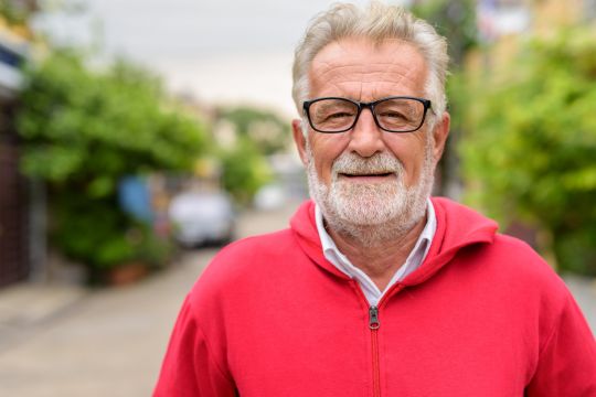 Taux de cotisations au RSSFP pour 2023 Homme adulte debout à l’extérieur.