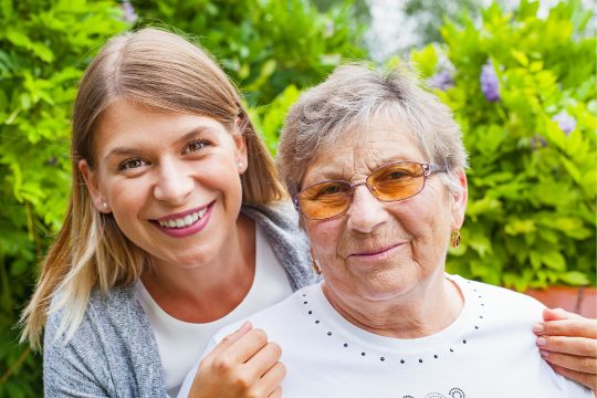 Faites avancer le dossier du vieillissement au Manitoba. Femme adulte avec une proche aidante.