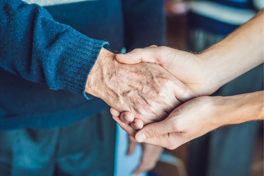 Les bénévoles de la Section d’Ottawa passent à l’action pour faire avancer la réforme des soins de longue durée. Proche aidante tenant les mains d’une personne âgée.
