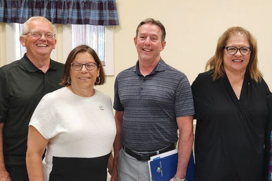 Des bénévoles de la Nouvelle-Écosse rencontrent le cabinet fantôme. Mike Devine et Michelle Langille, bénévoles de Retraités fédéraux, ont rencontré le député Stephen Ellis et la ministre porte-parole de l’opposition pour le dossier des aîné·e·s Anna Roberts.