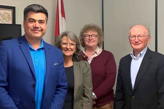 Des bénévoles de Saskatoon font progresser les objectifs de Rayonnement 338. Le député Corey Tochor, en compagnie de Shawna Murphy, de Christine Haynes et de Richard Simpson.