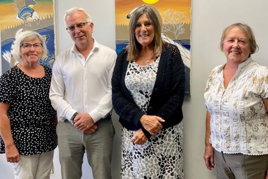 À partir de la gauche : Judith Monteith-Farrel, le député Marcus Powlowski, Lisa Lovis et Wanda Young.