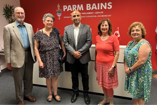 Des bénévoles de la Section de Vancouver de Retraités fédéraux rencontrent le député Parm Bains.