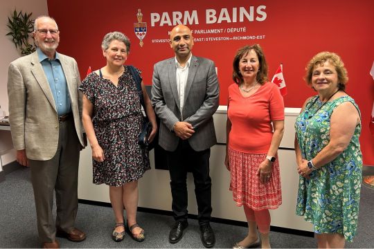 Les bénévoles de Vancouver s’expriment en faveur des soins de longue durée. Des bénévoles de la Section de Vancouver de Retraités fédéraux rencontrent le député Parm Bains.