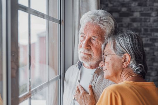 Passez à l’action, pour protéger les pensions. Couple d’adultes enlacés.