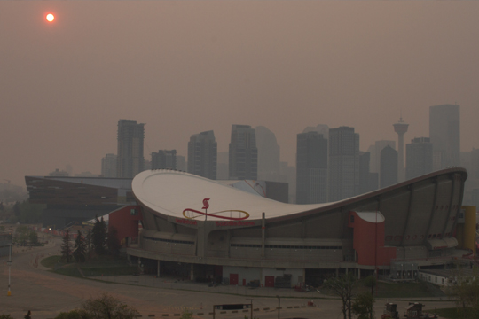 Brume de fumée dans le ciel de Calgary, Alberta.