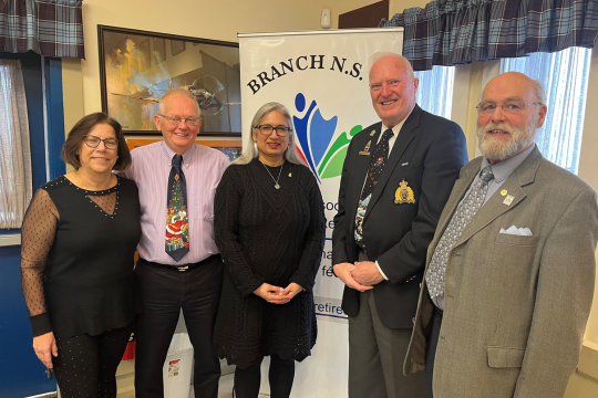 La Section de Colchester-East Hants rend hommage à Allan Wellwood, un bénévole exceptionnel. Michelle Langille, Mike Devine, la colonelle (retraitée) et ombud des vétérans Nishika Jardine, Allan Wellwood et Peter Kerr.