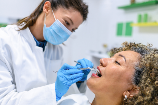 Dentiste avec patiente adulte.