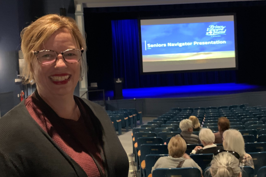 Pleins feux sur notre Section de Summerside. La navigatrice pour les aînés Melanie Melanson, lors de la projection du film.