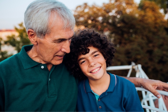 Renseignez-vous davantage sur votre RSSFP. Homme adulte avec son petit-fils.
