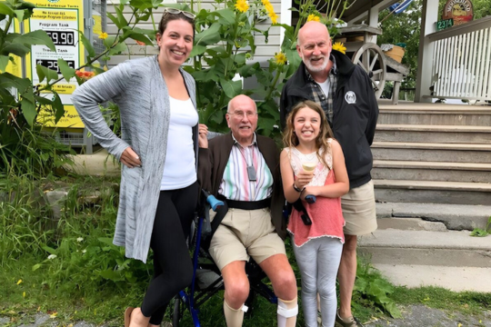 Voici l’histoire de Geoff Howson, proche aidant. Donald Howson, au centre, avec sa petite-fille, Joanna, son arrière-petite-fille, Nina, et son fils Geoff.