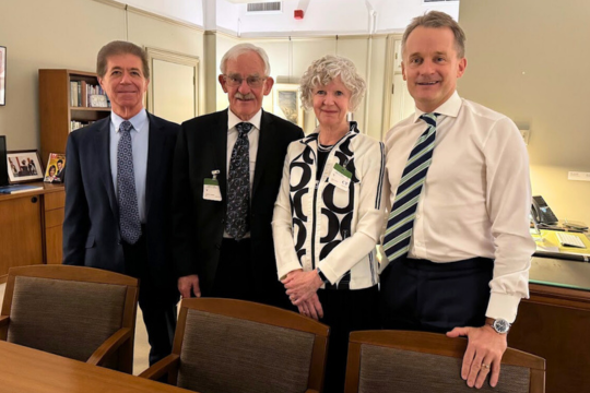 Roy Goodall, président de Retraités fédéraux, Hélène Nadeau, vice-présidente, Anthony Pizzino, DG, et Seamus O’Regan, ministre des Aînés.