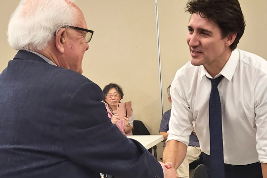 Spotlight on Federal Retirees’ Windsor & Area Branch. Federal Retirees volunteer Larry Duffield shakes hands with Prime Minister Justin Trudeau.