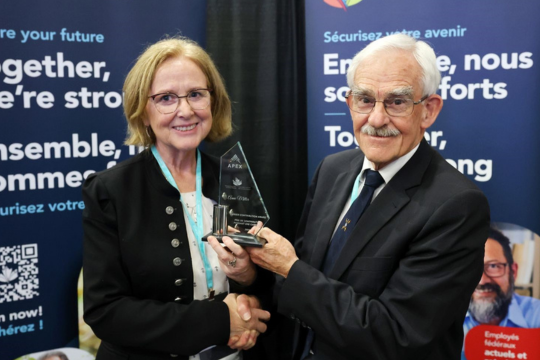 Félicitations la lauréate de l’édition 2024 du Prix de contribution pendant une carrière de l’APEX, Anne Miller. Anne Miller avec Roy Goodall, président des retraités fédéraux.