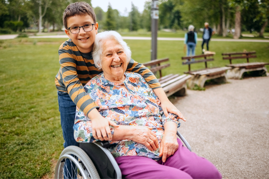 Les droits des personnes âgées doivent être protégés. Grand-parent avec son petit-enfant à l’extérieur.
