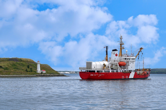 Des changements spectaculaires s’annoncent pour la fonction publique du Canada. Navire de la Garde côtière canadienne près de Halifax, en Nouvelle-Écosse.