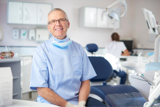 Ce que nous savons au sujet de la transition du RSDP. Dentiste adulte dans son cabinet.