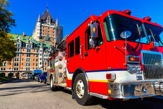 L’Association applaudit la décision d’élargir l’admissibilité à la retraite anticipée. Camion de pompier·ère·s près du château Frontenac à Québec.