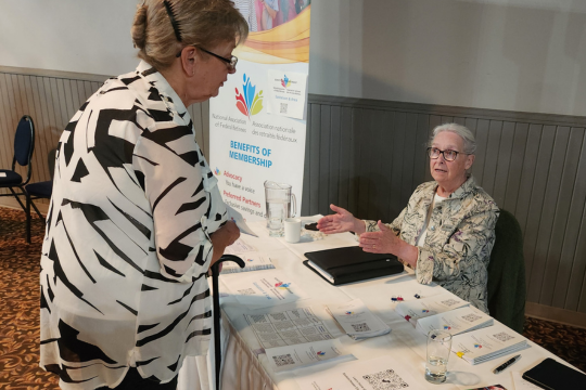 L’équipe de la Section de Saskatoon et région a organisé un forum public sur les élections provinciales qui a connu une belle popularité. La présidente de la Section de Saskatoon et région, Myrene Mollison, en train de parler à un participan t au forum public sur les élections provinciales en Saskatchewan.