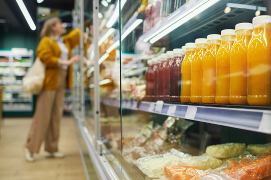Les tarifs douaniers américains constituent une menace majeure pour les Canadien·ne·s vieillissants. Femme adulte en train de magasiner à l’épicerie.