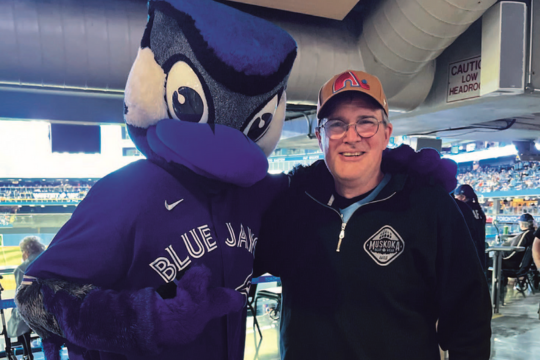 Barre Campbell avec Ace, la mascotte des Toronto Blue Jays. Barre Campbell with Ace, the Toronto Blue Jays mascot.
